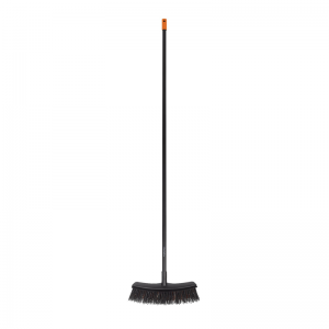 1003467 Fiskars sópur með álskafti Solid