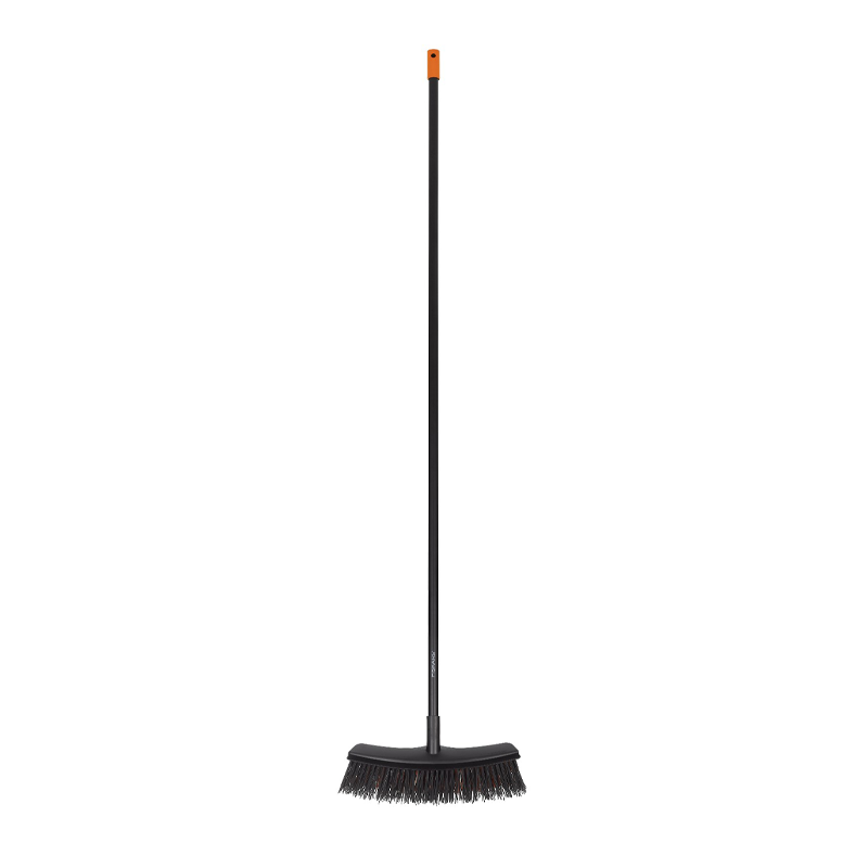1003467 Fiskars sópur með álskafti Solid